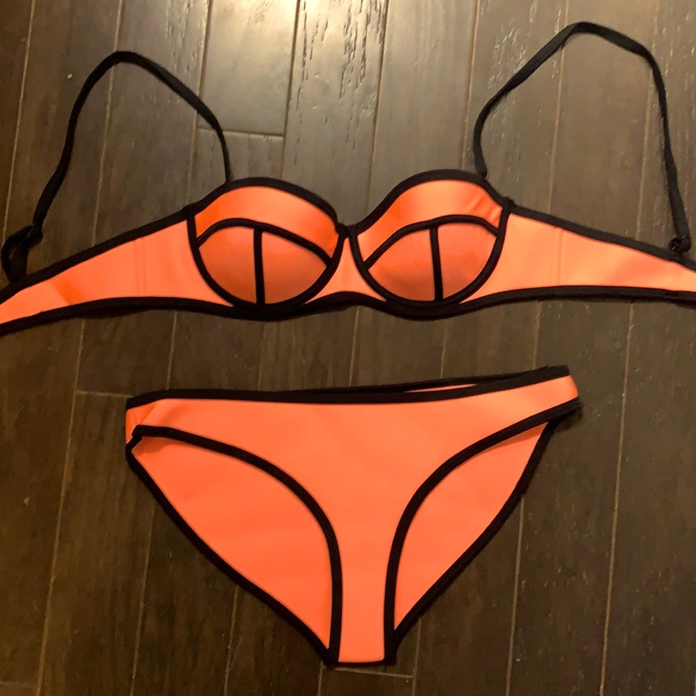 Triangl bikini! Like new condition balcony top